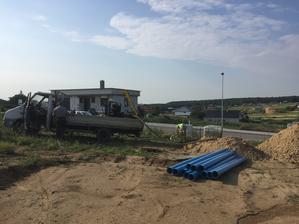 Okolite pozemky vrtali do cca 42m, tak si chlapci priniesli 11 rur (11x4m). Priemer rur 140mm.