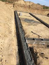 13.9.2018 - DT zaliate :) tento rad som lial ako prvy a s pumpou som robil prvy krat v zivote, tak som to mierne preplnil, ale pumpar vravel ze je to OK a ten uz nejaky ten kubik betonu videl, tak mu budem verit :)
