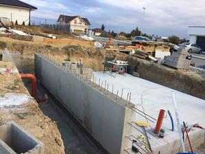 20-21.10.2018 - Tento vikend sme doukladali stenu, naviazali zelezo, zamiesali 1m3 betonu (triedu netusim, ale do 1m3 sme dali 400kg cementu) + sme aj zastierkovali zadnu stranu steny a pripravili ju na natretie hydroizolaciou :)