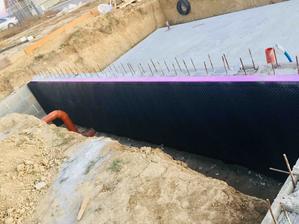 10.11.2018 - nahodil som styrodur 10cm a na to nopovu foliu, jamu som nasledne zasypal makadamom (32-63) a uzaboval kazdych 25-30cm