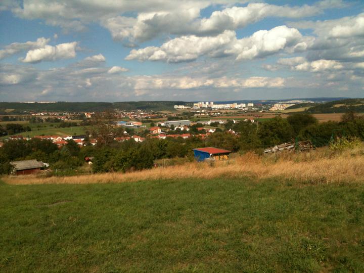 Tohle bude jednou náš dům (stále to vypadá, že pasivní) - Pohled od nejvrchnějšího konce pozemku k SV na Střelice a Brno
