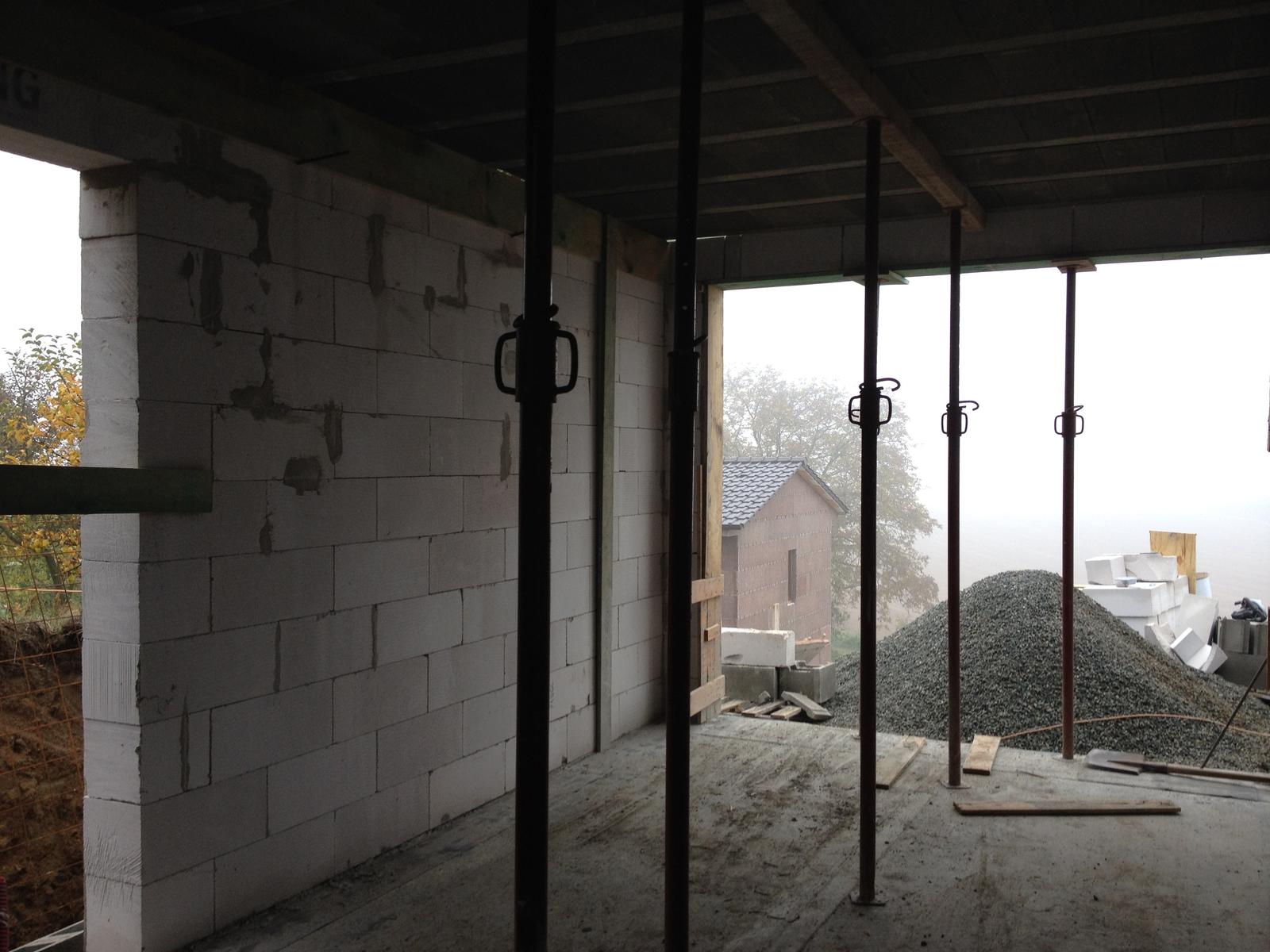 Tohle bude jednou náš dům (stále to vypadá, že pasivní) - Podepřené stropy/střecha