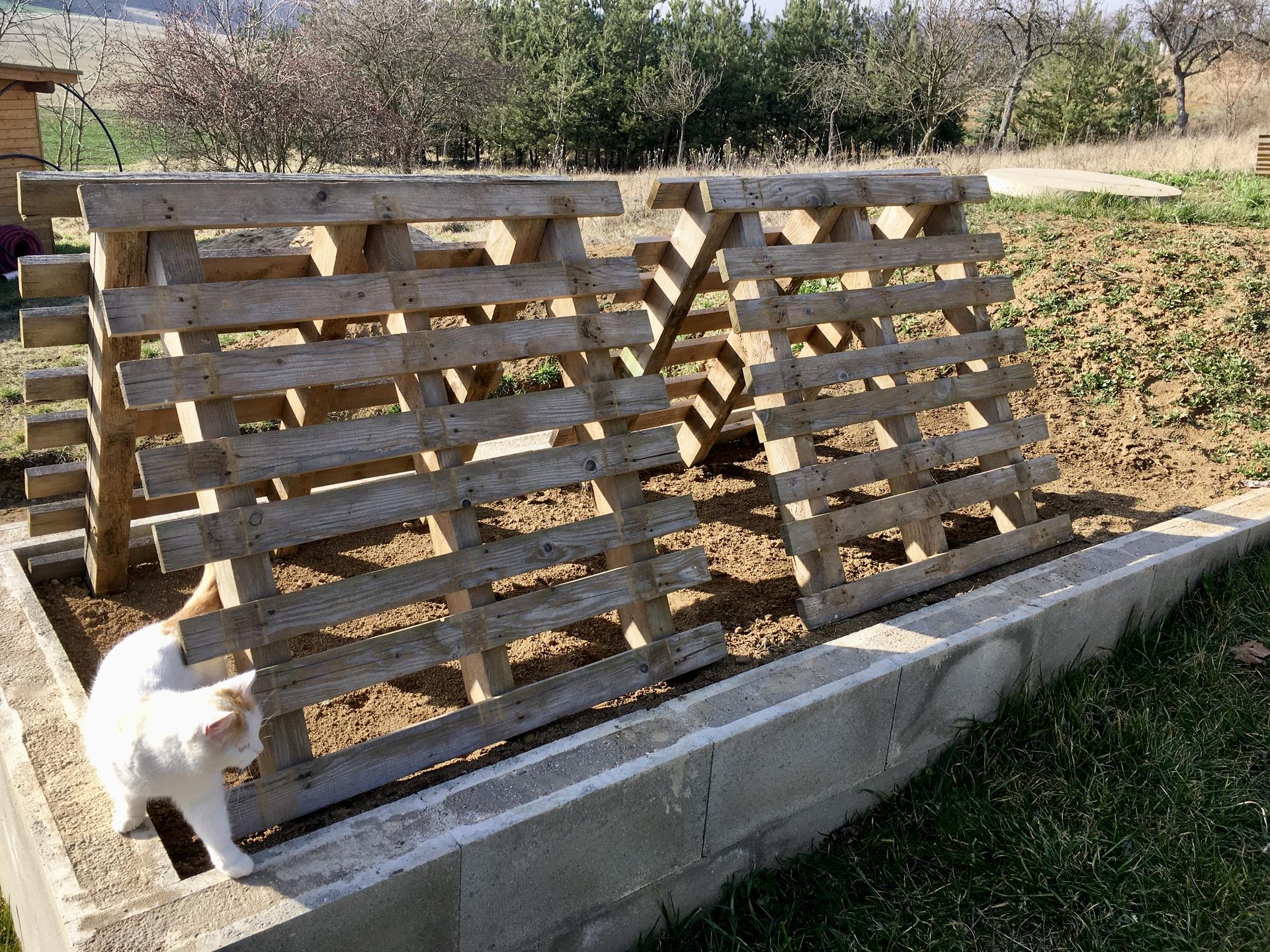Skřítčí zahrada 2015 - 2020 - Březen 2020 - na záhon jsem postavila konstrukci pro okurky a pod ni zasiju zeleninu, která má radši stín