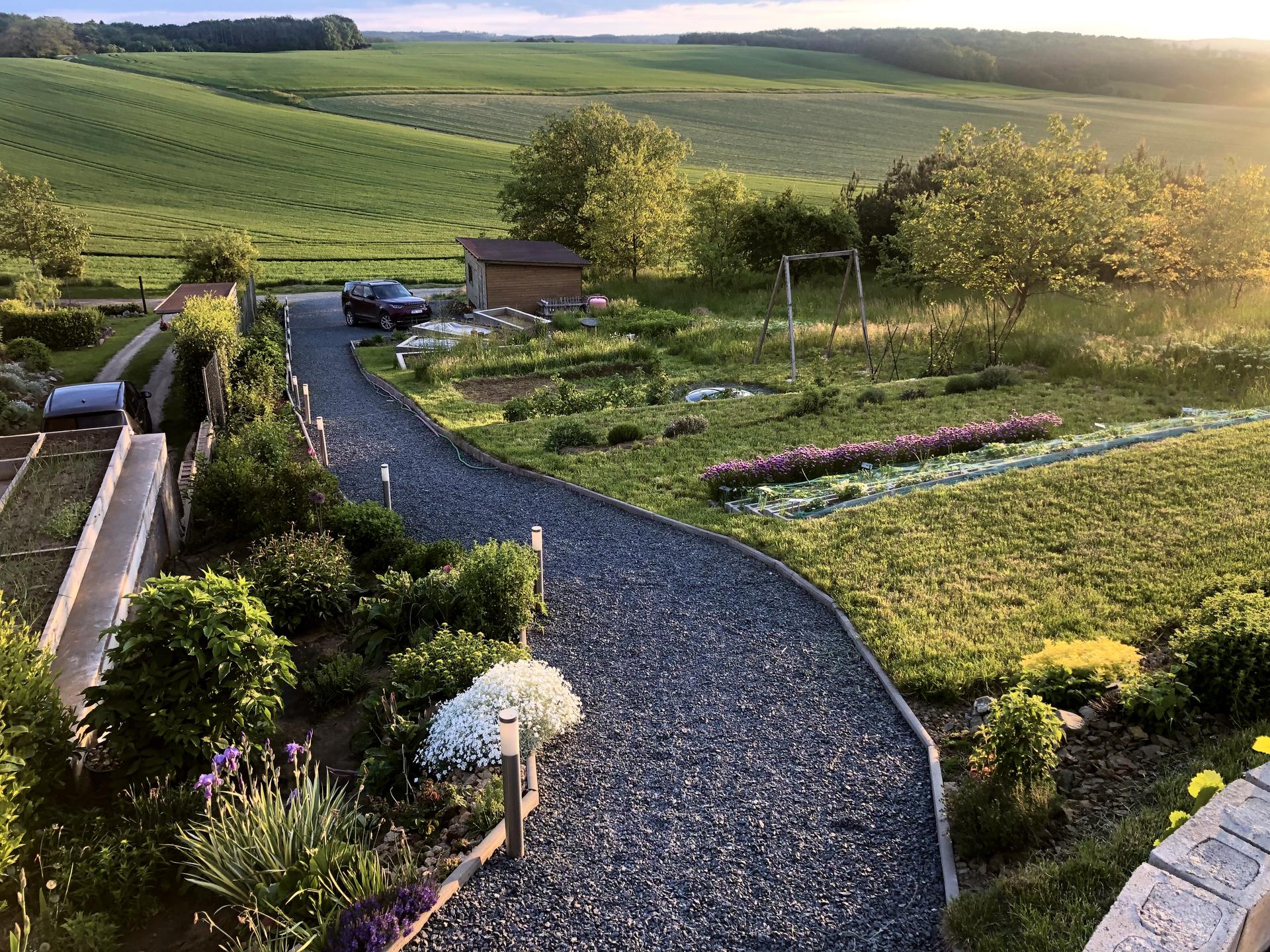 Skřítčí zahrada 2021 - Květen 2021 - zahrada (spodní půlka pozemku, prostě od domu dolů) před západem slunce