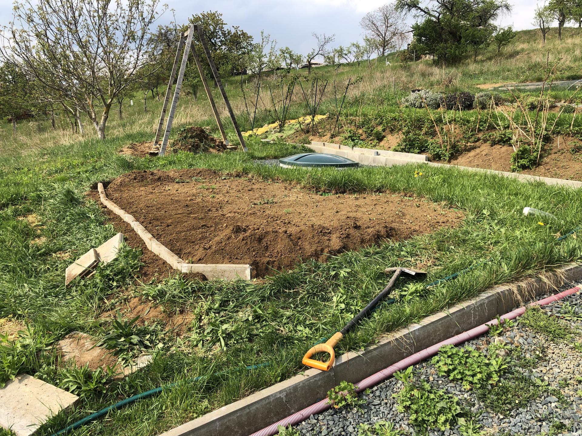 Skřítčí zahrada 2022 - Květen 2022 - aktuálně bramborový záhon, později tam přijdou broskvoně, černé rybízy, angrešty a nějaké květiny