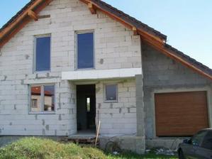 okna a garazova brana uz su, caka sa na vchodove dvere