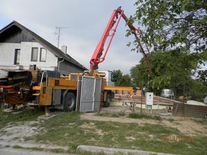 Ledva-ledva, ale nakoniec sme tam to auto vpratali.