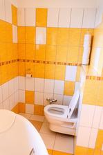 pohled od vany na wc