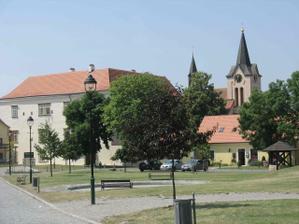 Chvalská tvrz - tam se odehraje obřad (při pěkném počasí na nádvoří, při ošklivém v obřadní síni).