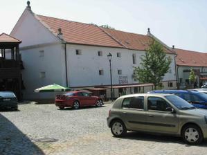 V podkrovím sále této budovy bude hostina i večerní party.