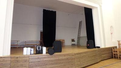 podium před uklizením a než tam muzika dala aparaturu