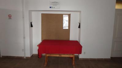 před - chodba před vstupem na sál