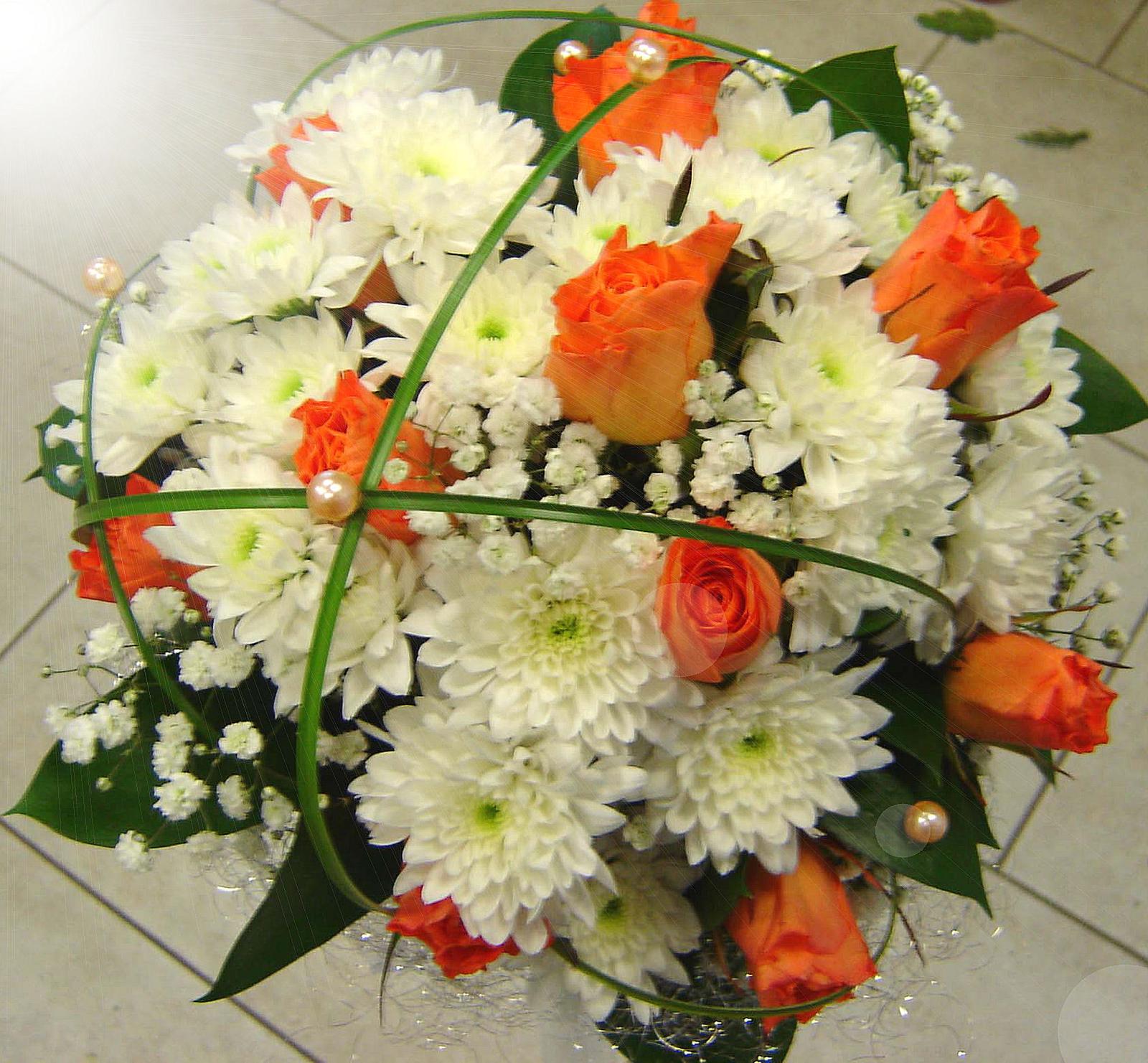 Svatební kytice - chryzantémy a růže