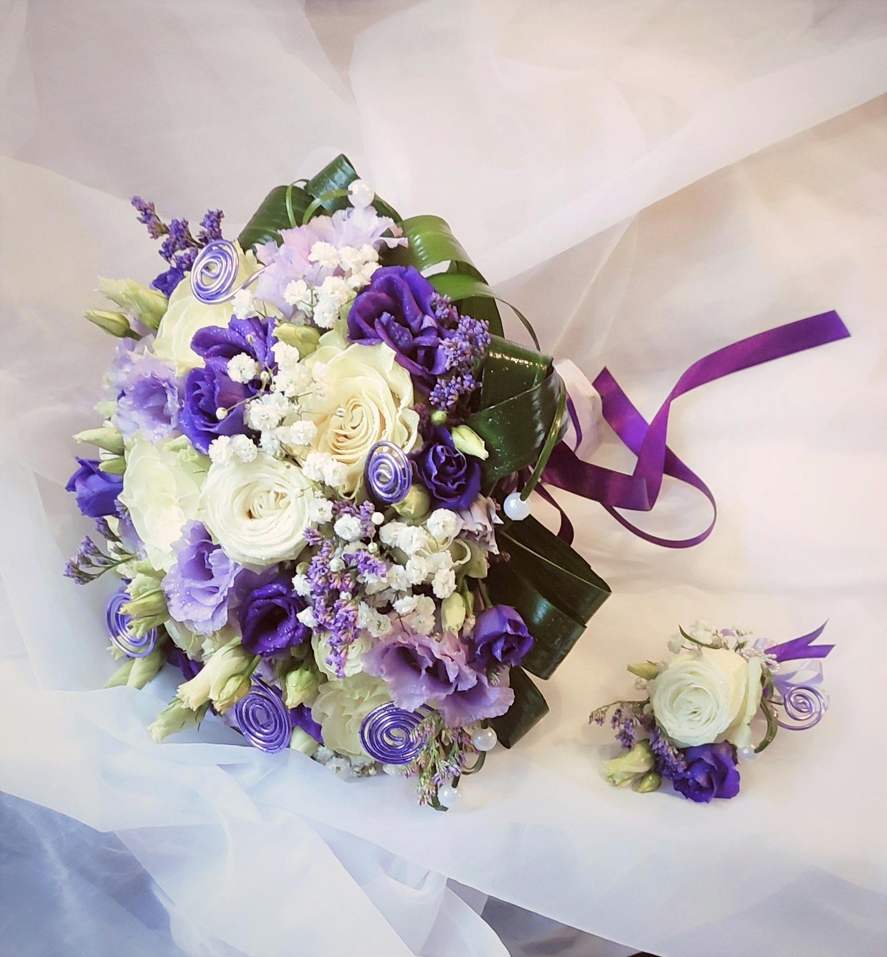 Letošní první výzdoba z živých květinek v oblíbené fialové (Barva fotografií může zkreslovat, tmavé květiny jsou fialové ne modré) - Obrázek č. 1