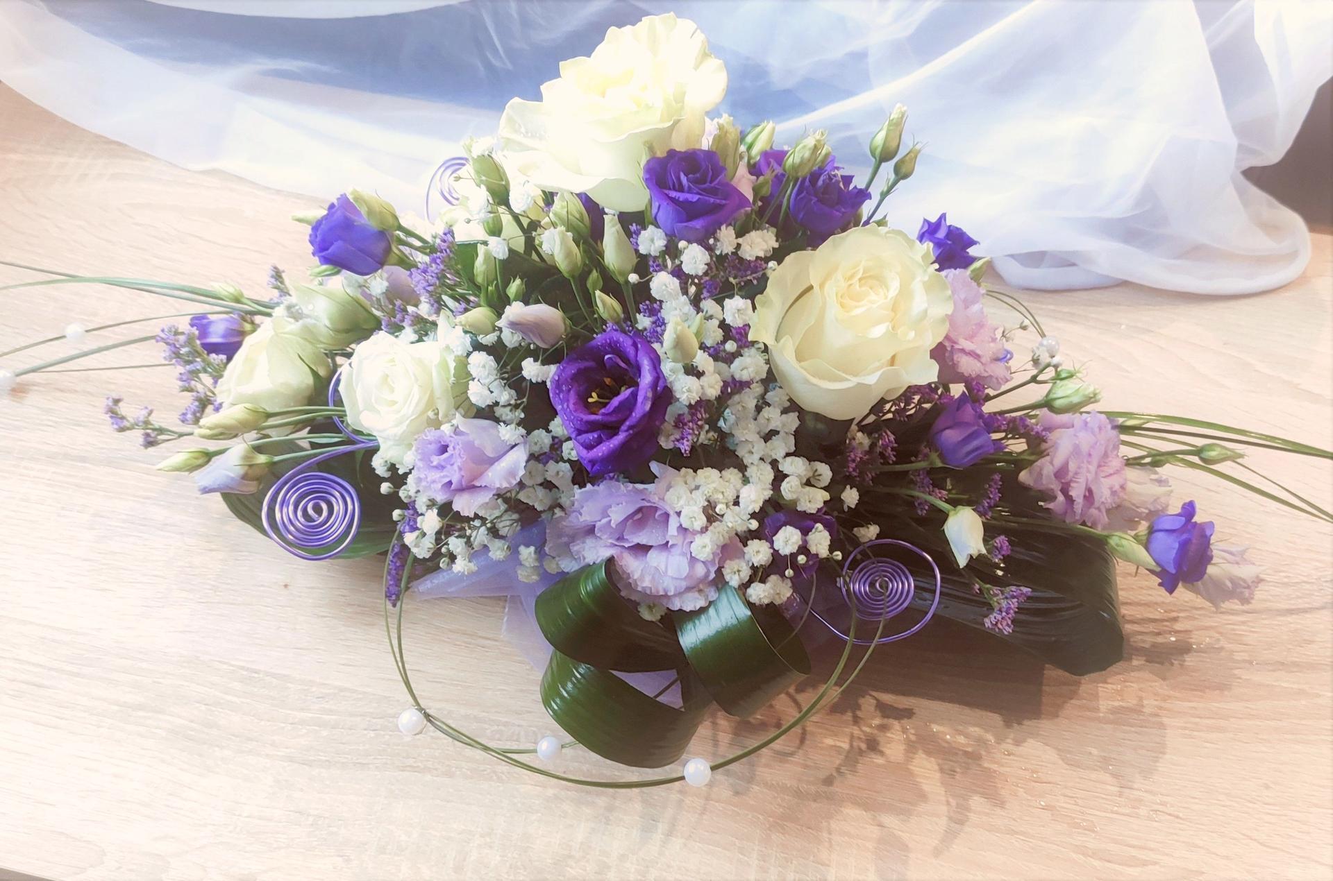Letošní první výzdoba z živých květinek v oblíbené fialové (Barva fotografií může zkreslovat, tmavé květiny jsou fialové ne modré) - Obrázek č. 3