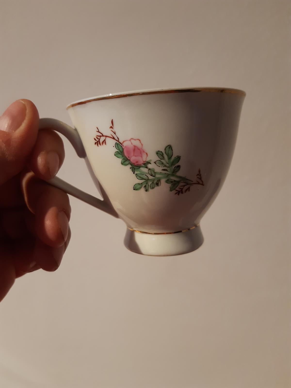 Prodám sadu šálků na čaj s motivem růžiček - Obrázek č. 1