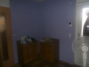 vymalovali jsme chodbu, aneb první místnost co už není bílá :-) uspořádání a doladění v týdnu :-)