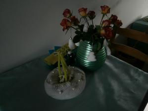 letos jedu v pletených dekoracích, ubrus je s kamínky, v jednoduchosti je krása