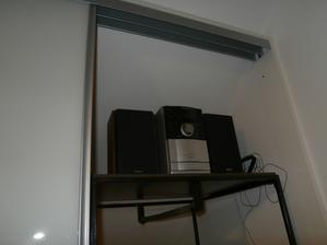 rádio schované v šatně