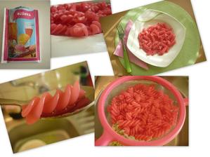 Tínka Petrželová nám poslala tip: Obarvené těstoviny Ingredience : 1× potravinářské barvivo, těstoviny, a drobet fantazie Postup: dáme vařit vodu, poté přidámé těstoviny necháme 3 min. vařit, přidáme potravinářské barvivo (rozmíchané s vodou stačí c