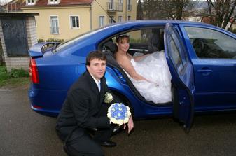 ... k modré kytce modré auto ...