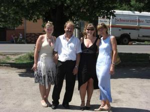 naša family :o)) sestra,ocino,ja,mamina