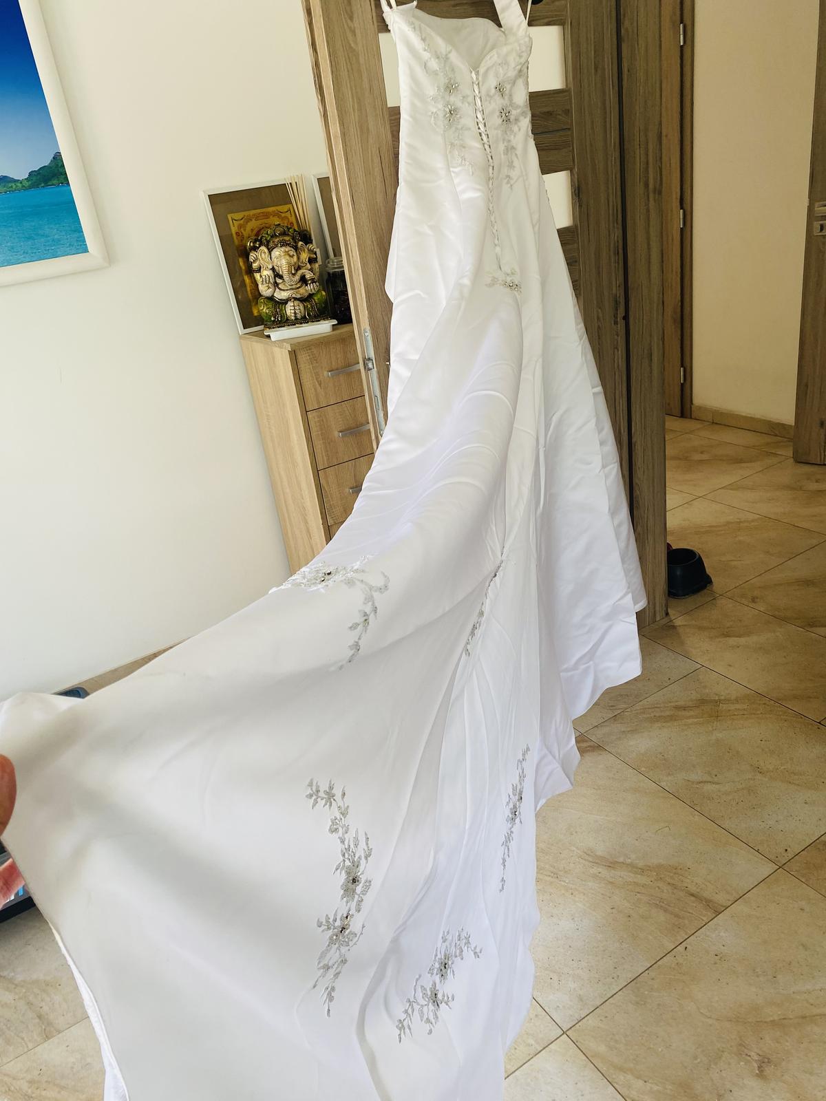 Luxusní svatební šaty s vlečkou vel. 40-42, bílé - Obrázek č. 1