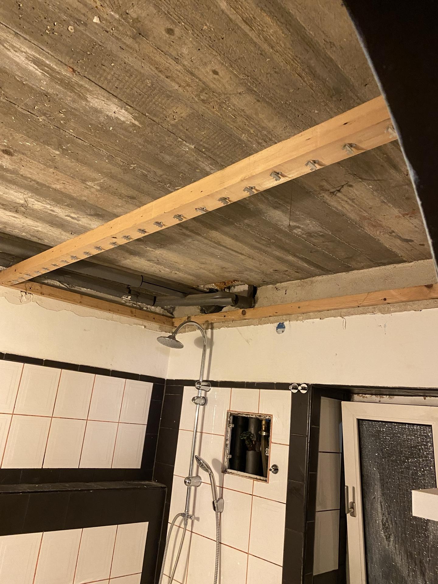 Náš domček v DEUTSCHLANDe - Rozobral sa strop...hlavný ventil vody a pretlakový ventil sa nachádzal za tými maličkými reviznými dvierkami... 