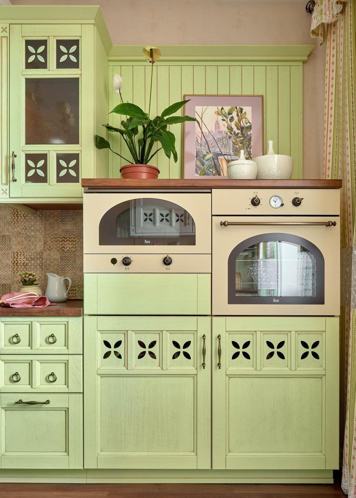 Byt se světle zelenou kuchyní - Bydlo.cz - inspirace bydlení, interiér, architektura