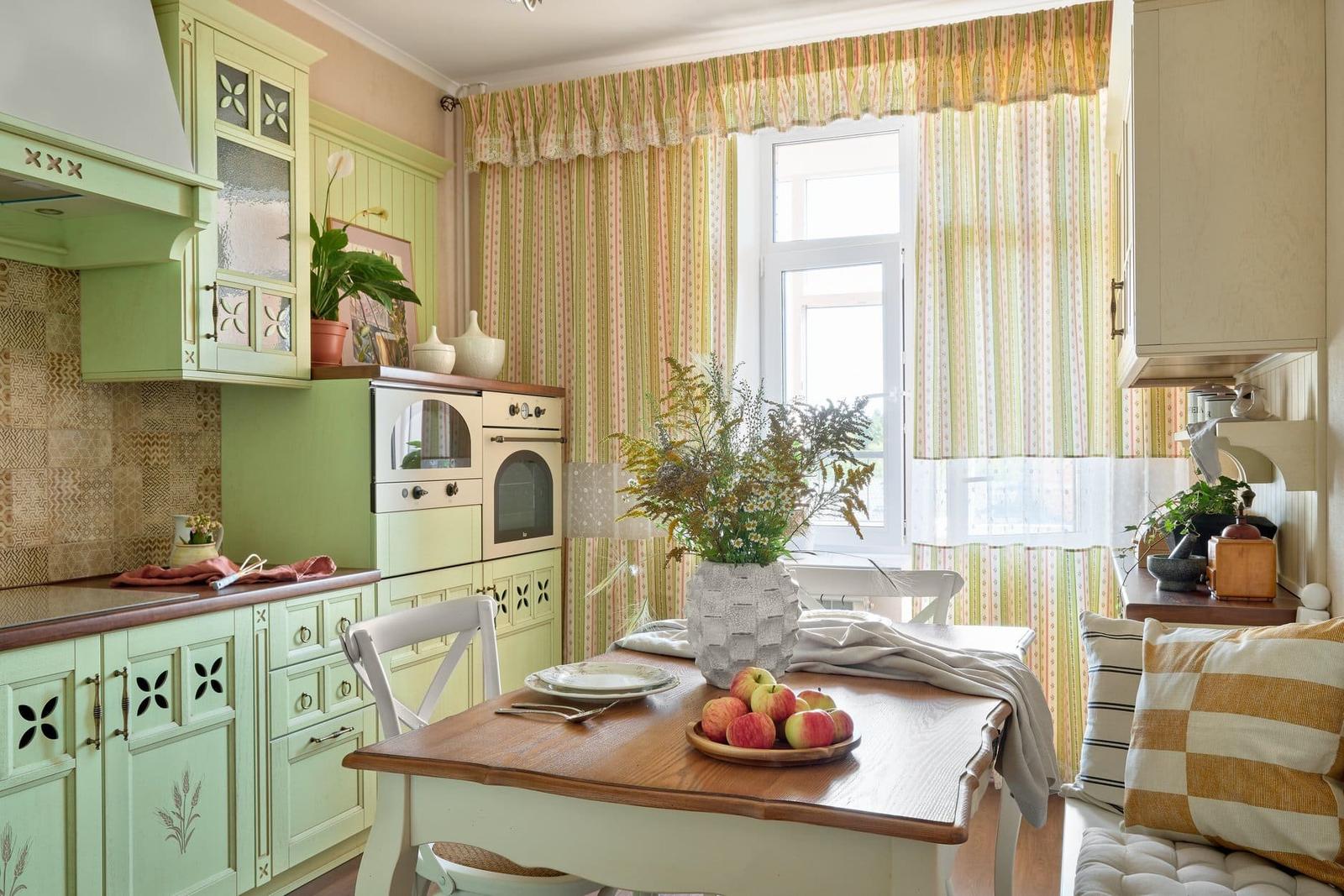 Byt se světle zelenou kuchyní - Bydlo.cz - inspirace bydlení, interiér, architektura