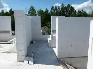 vpravo schodiště, naproti ložnice, vlevo dětský pokoj zadní