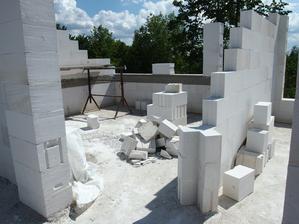 vlevo dětský pokoj přední, vpravo ten zadní