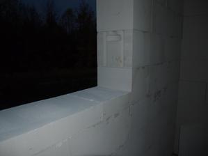 snížili jsme okna, byly moc vysoko, nyní jsou 90cm na úrovní budoucí podlahy