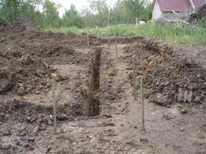 pasy mají 30cm na šířku, cca 70cm hloubku - na tom bude ztracené bednní a 35cm tlustá deska