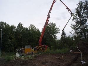přijela pumpa na beton a rozkládá se