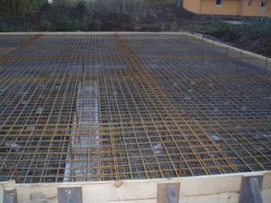 dvě vrstvy kari sítí 5cm nad zemí a 5cm pod hladinou betonu