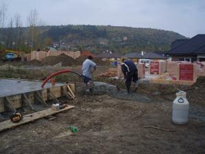 zbytek betonu se vylil vedle, tak ho chlapi roztahali, aby pak šel podebrat bagrem nebo tak něco