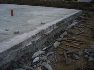 oříznutý nadbytečný beton, spodek se ještě oseká