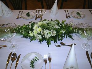 tuto dekoraci na stůl dělala floristka, od které budu mít veškerou květinovou výzdobu - snad se povede