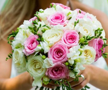 Svatba podle Assol - Hodně podobnou kytici jsem si vybrala, jen ty růže budou světlounké.