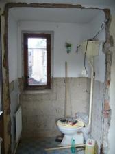 Zde bylo původně WC, teď sem přijde vestavná skříň....