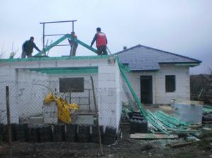14.12. kym som obisiel dom, chlapci uz davali dokopy prvy par krokiev