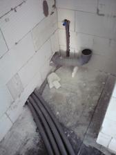 18.3. Voda a odpad vo WC- stredom ide privod od krbopiecky