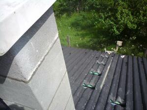 5.5.2012 dokončujeme lepidlo a sieťky a ako bokovku sme konečne dotiahli aj komín meter nad štít a predpisovo ho ukončili