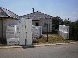 20.6.2012 podlahový EPS 150S sme nechali na podlahe, fasádny zatiaľ vyložili na povalu- celkom sranda pri 36 stupňoch vonku- pod strechou bolo aspoň 50