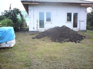 11.7.2012 ešte raz moja kôpka zeminy- keď som sa už toľko narobil ;)