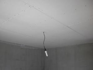 21.7.2012 detská izba už má strop- izba má hneď inú akustiku