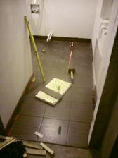 1.8.2012 doložené obkladačky (proti okopávaniu stien)