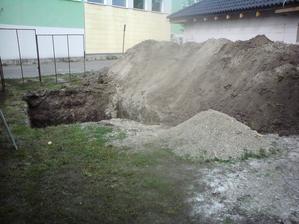 16.8.2012 štruktúra našej zeme- čierna zem asi do 2m, potom skoro 1m čistého piesku a pod tým štrk s vodou ;)