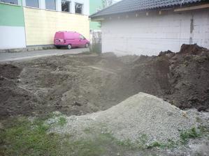 17.8.2012 bager (keďže som ho ťahal až z Piešťan)som využil aj na zasypanie